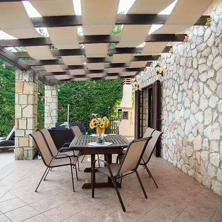 Dimitra Villa
